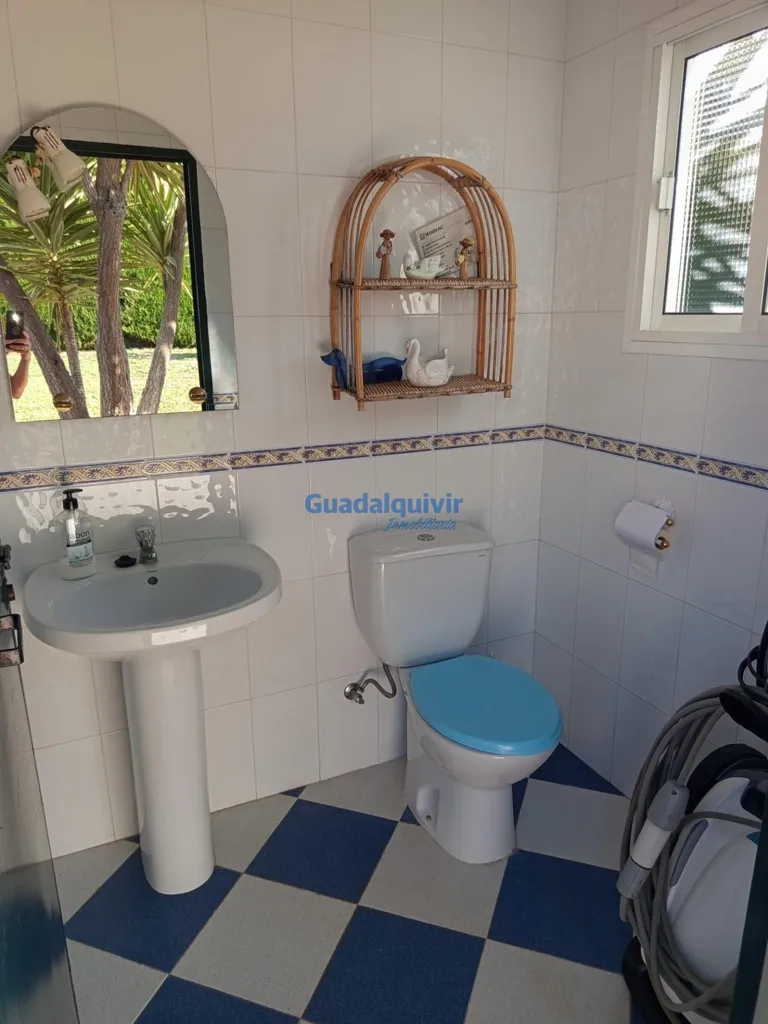 Bathrooms - Independent Chalet with Pool in Cerros de Montequinto