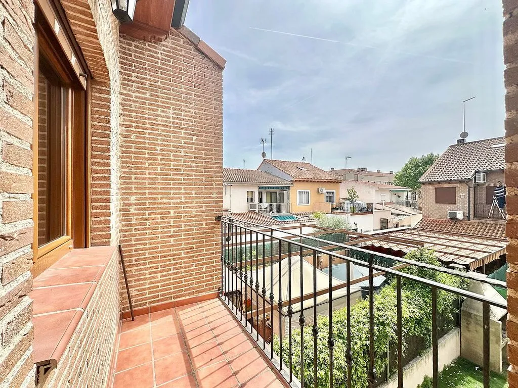Balcon - Patio-Backed Chalet in Mejorada del Campo