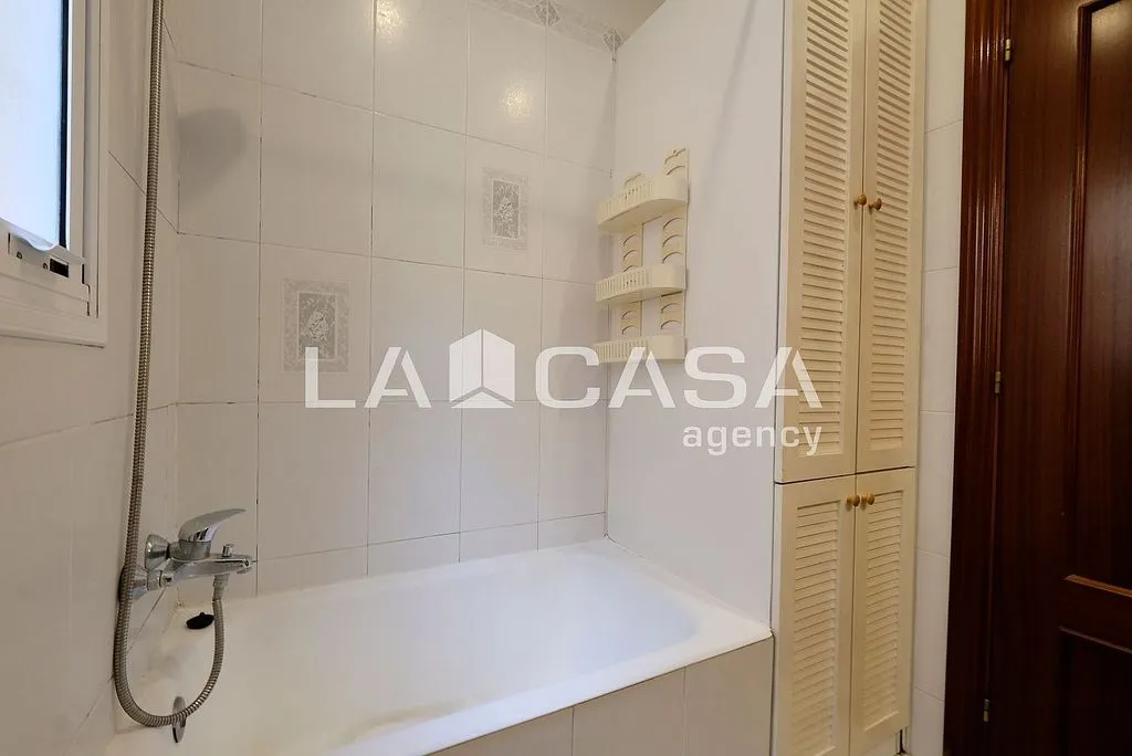 Vannitoad - East-West Oriented Flat near Passeig Maragall