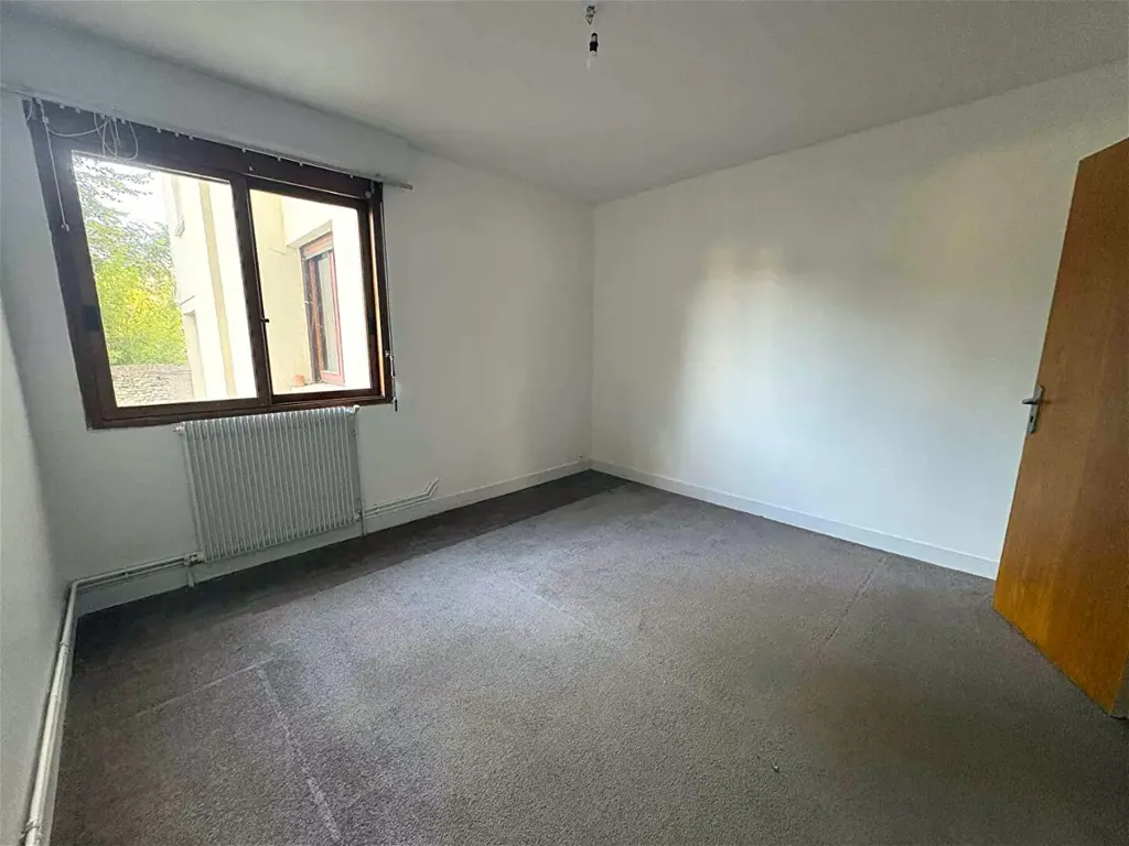 Toad - 3-Bed Apartment with Parking in Montargis