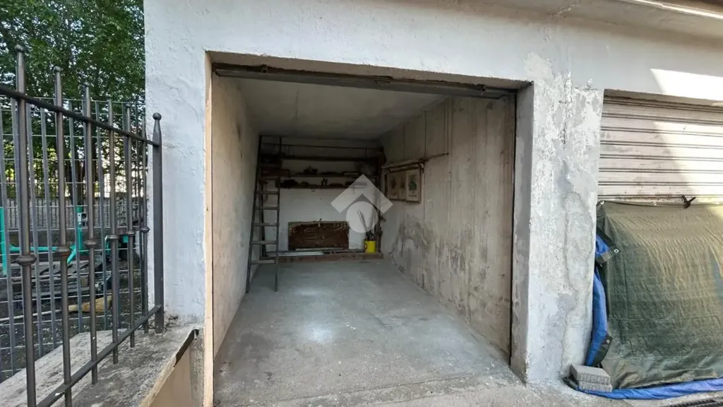 Garaaž - 3-Room Apartment with Balcony in Brescia