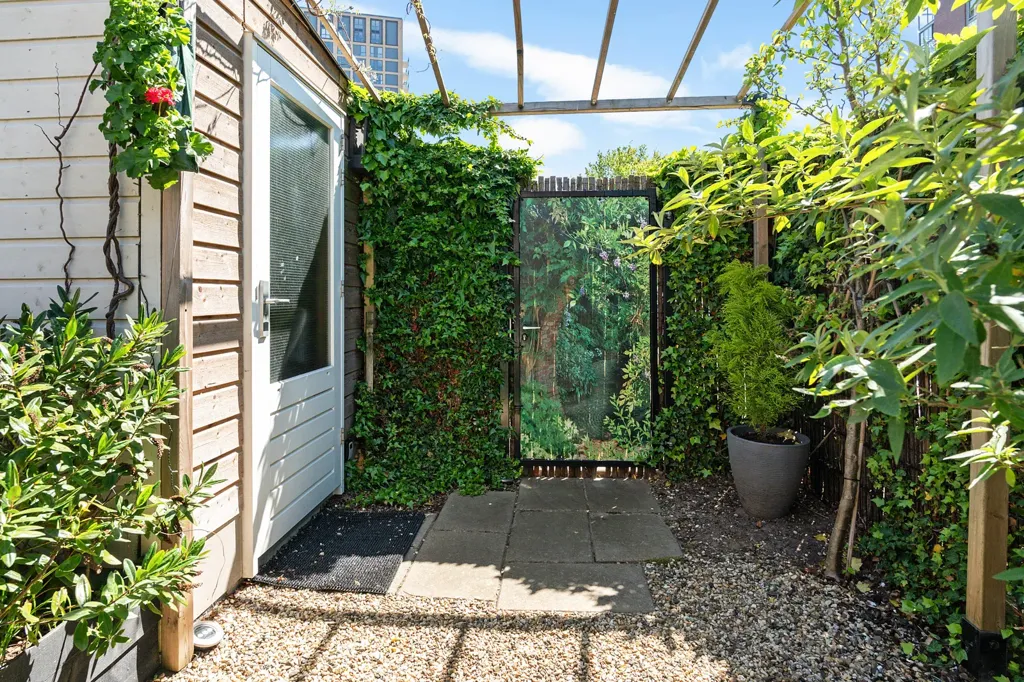 Aed - Modern Corner House with Solar Panels in 's-Gravenhage