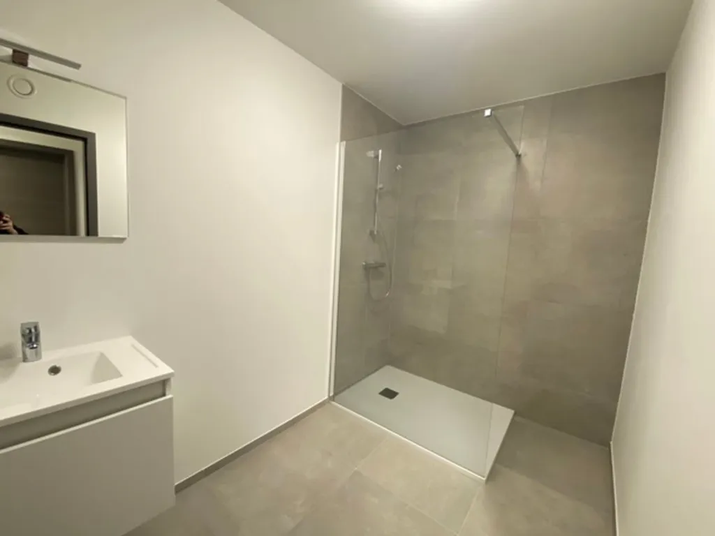 Salles de bain - Appartement Neuf avec Terrasse à Libramont-Chevigny