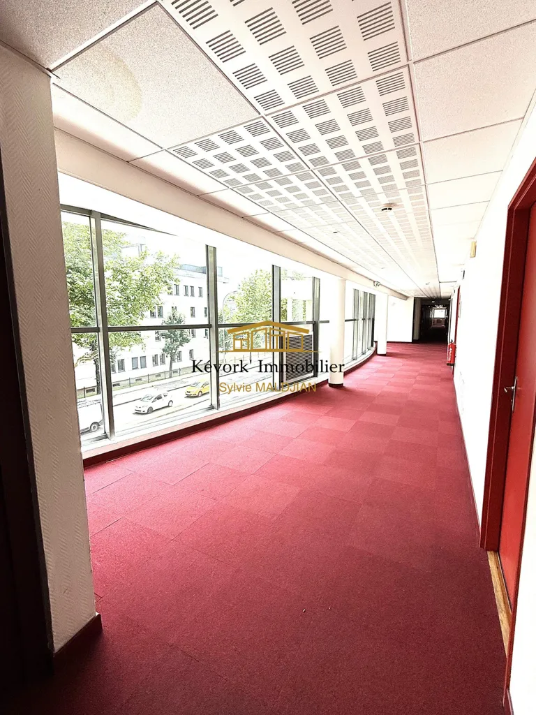 Esik - 3-Bedroom Apartment with Balcony in Valence
