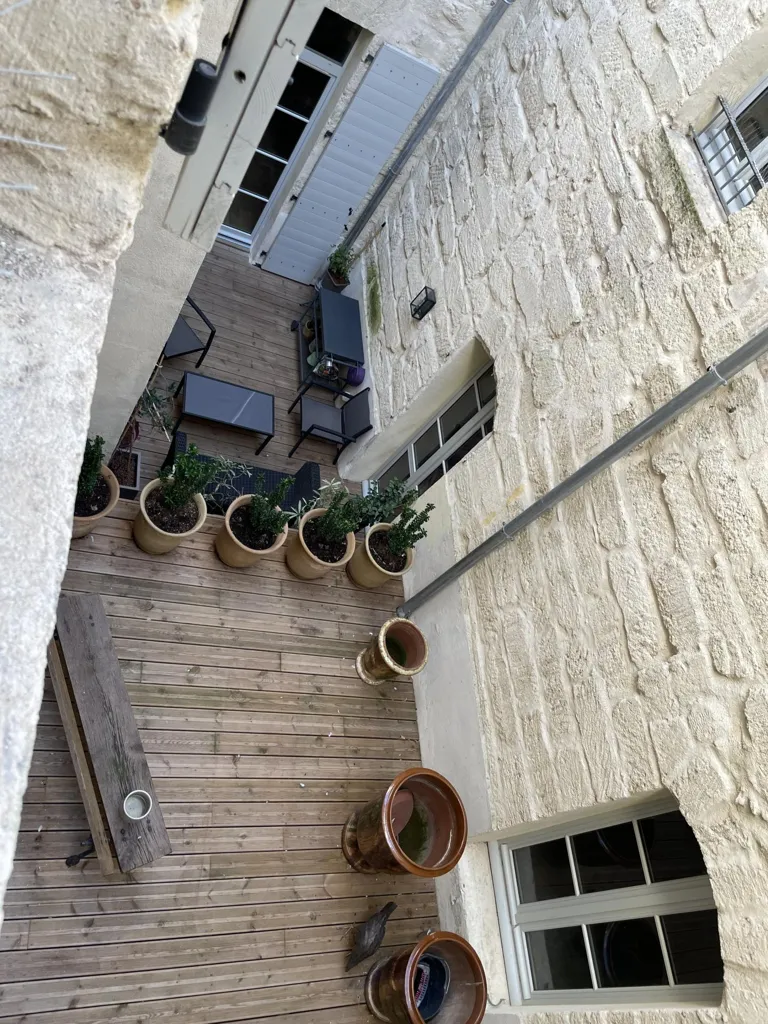 Giardino - City Centre Apartment with Professional Use in Uzès