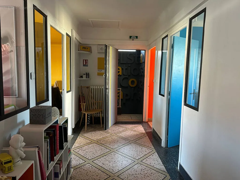 Esik - Office/Residential House with Parking in Clermont-Ferrand