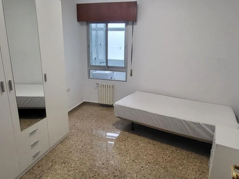 Dormitorios - Piso con balcón y ascensor en Albacete Centro