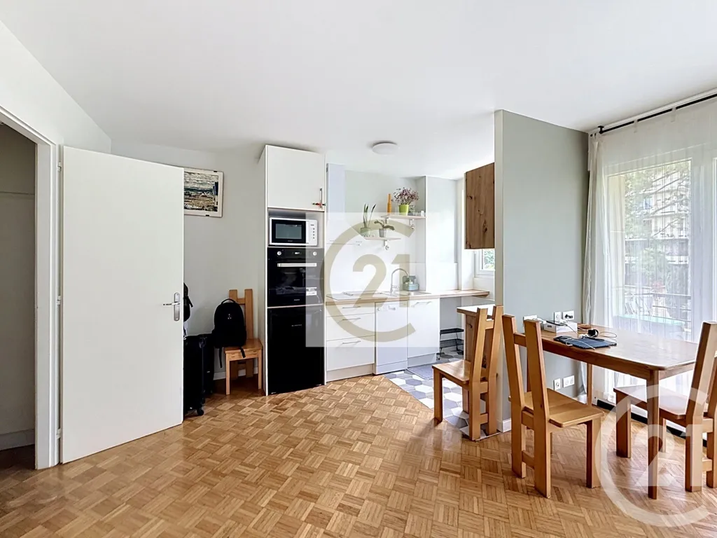 Söögituba - Refurbished Studio with Balcony in Saint-Cloud