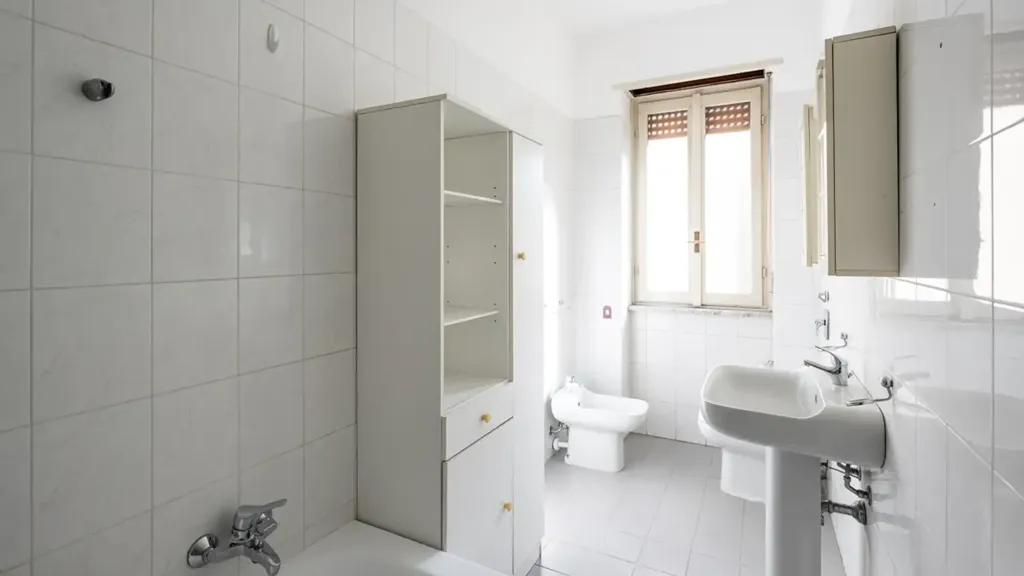 Salles de bain - Spacious 4-Bedroom Apartment with Balconies in Milan