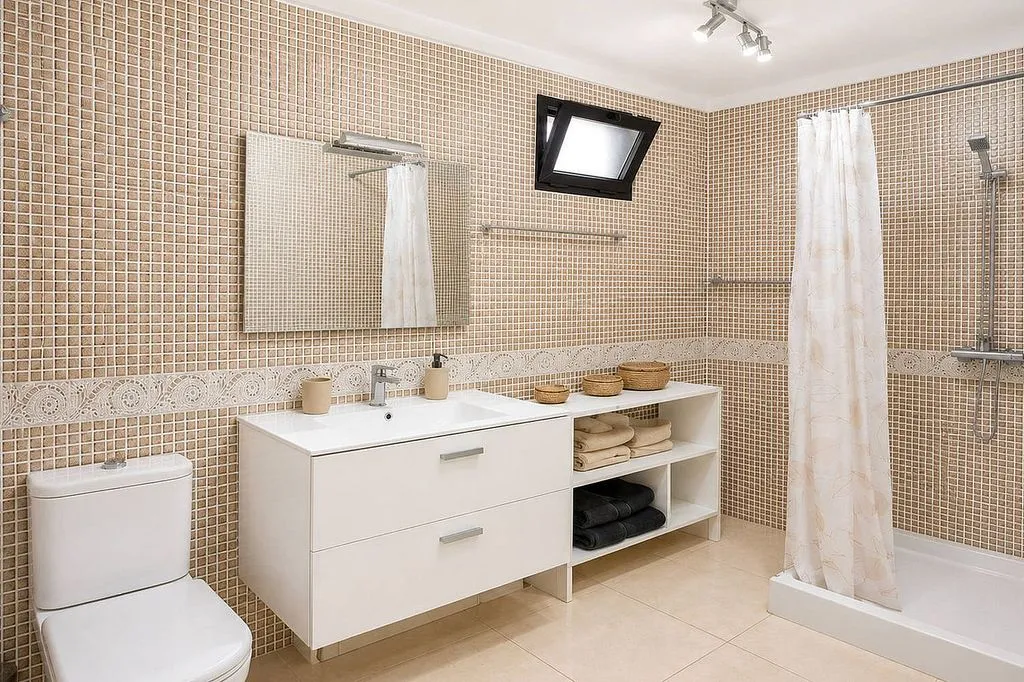 Bathrooms - Studio with Terrace and Pool in Playa de las Américas