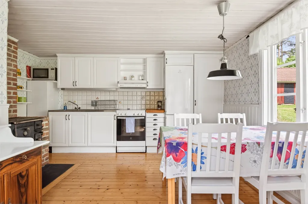 Cuisine - Renovated Holiday Home with Pool in Ängby