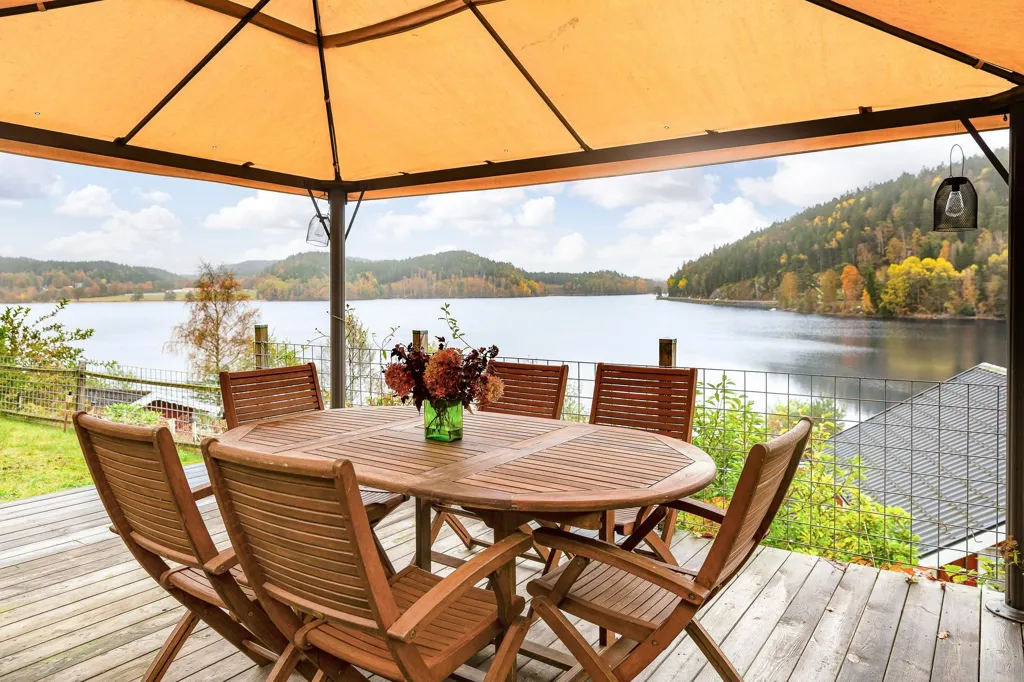 Terrasse - Lakefront Plot with Three Houses in Hällingsjö