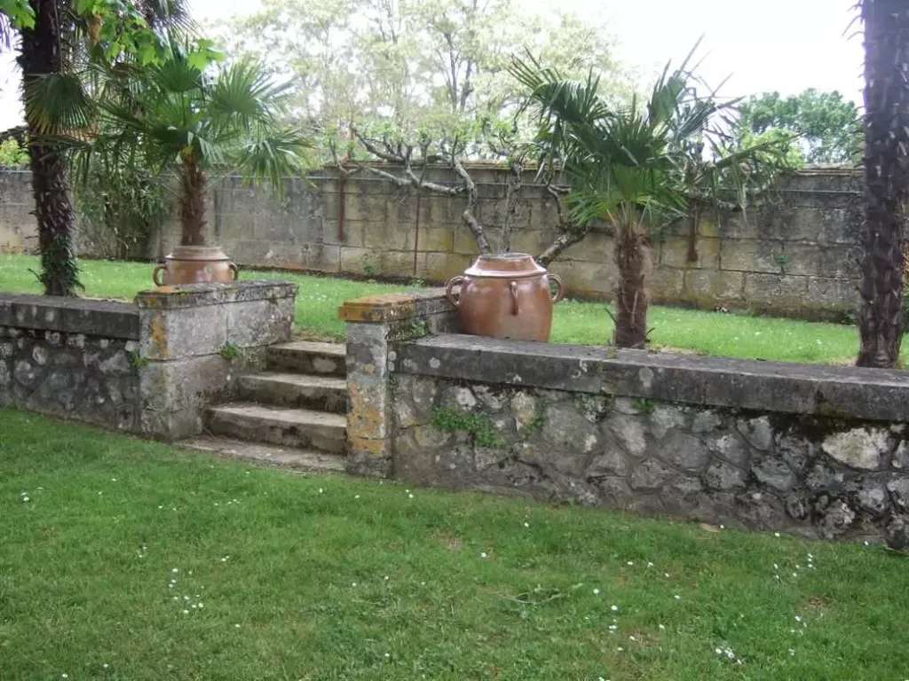 Aed - Charming Stone House with Garden in Pauillac