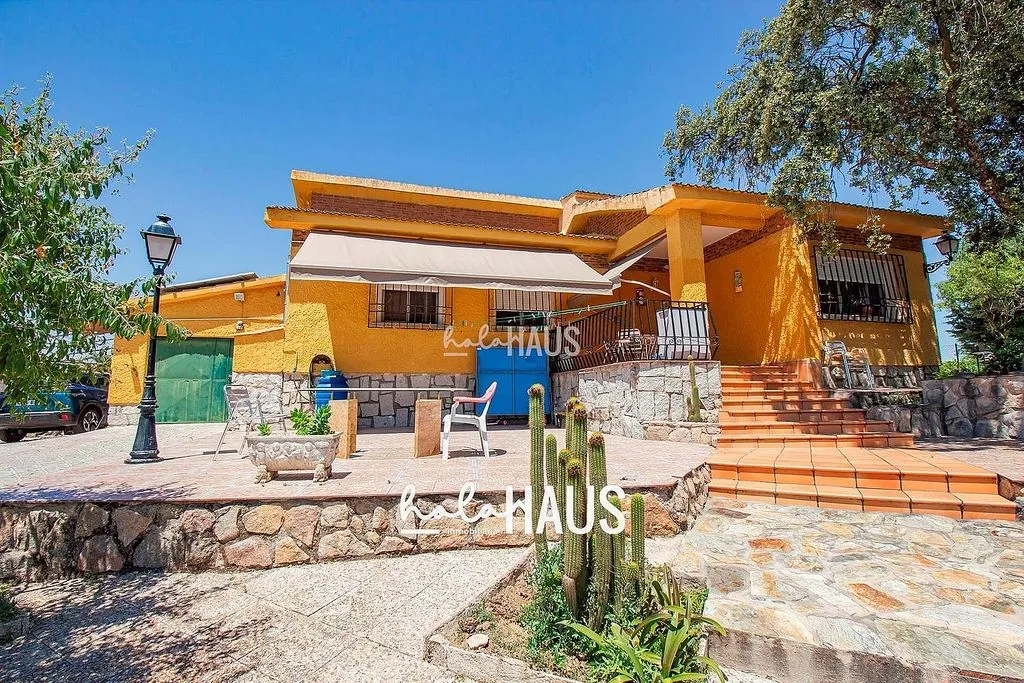 Exterior - Chalet with Pool and Terrace in Calalberche