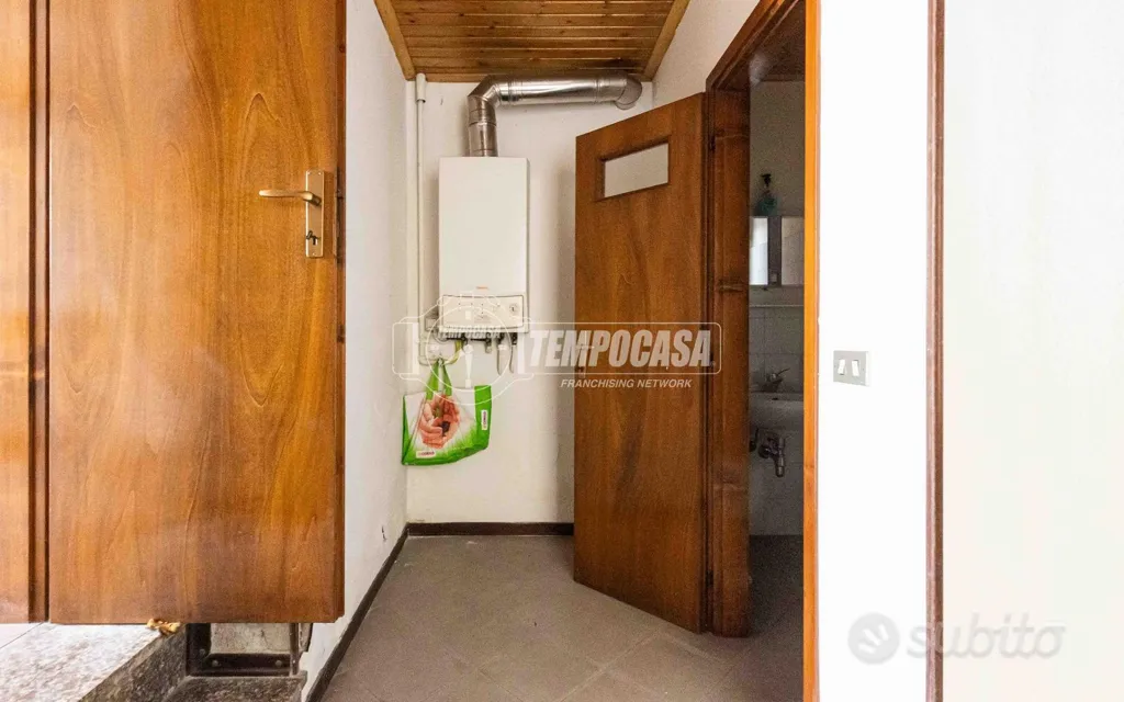 Entrée - Duplex with Commercial Space in Oggiono