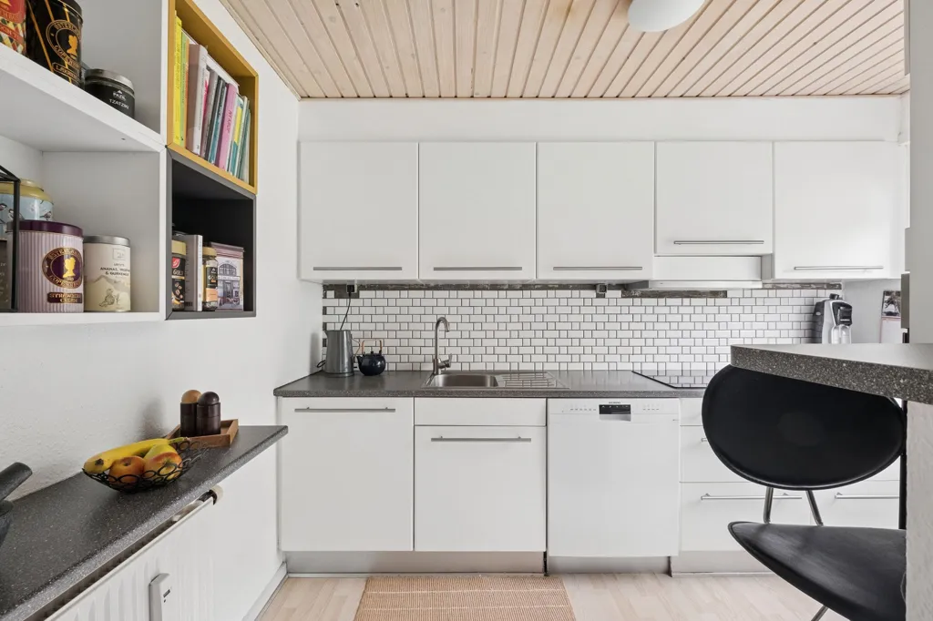 Cuisine - 1960s Brick Row House in Aalborg SØ