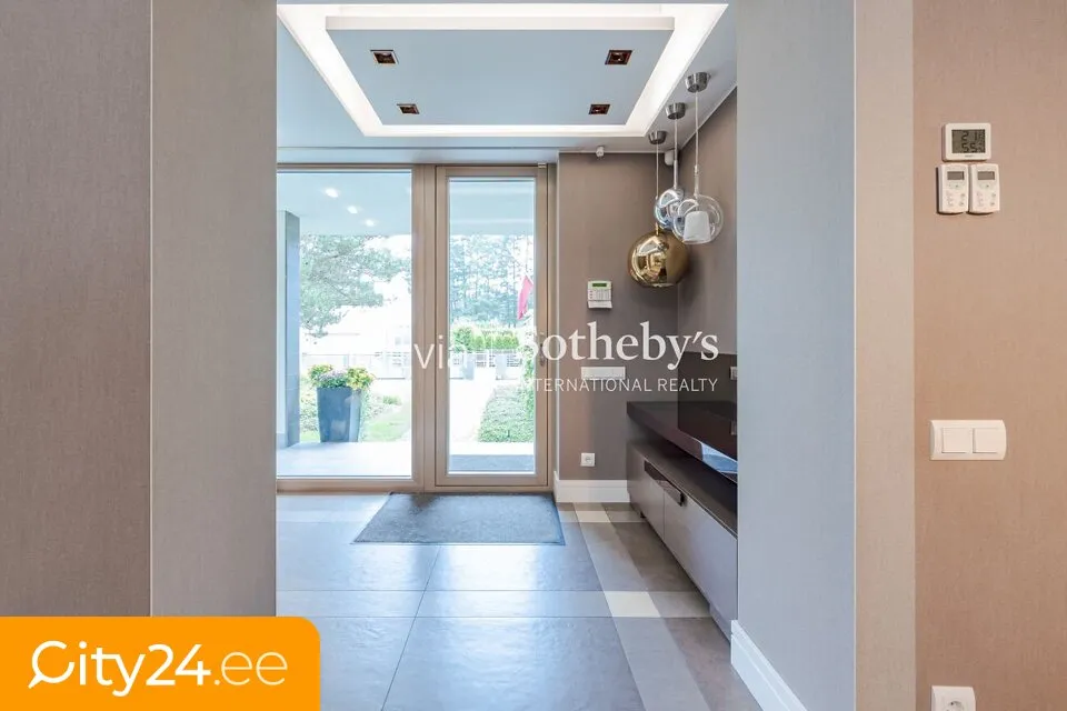 hallway_entrance