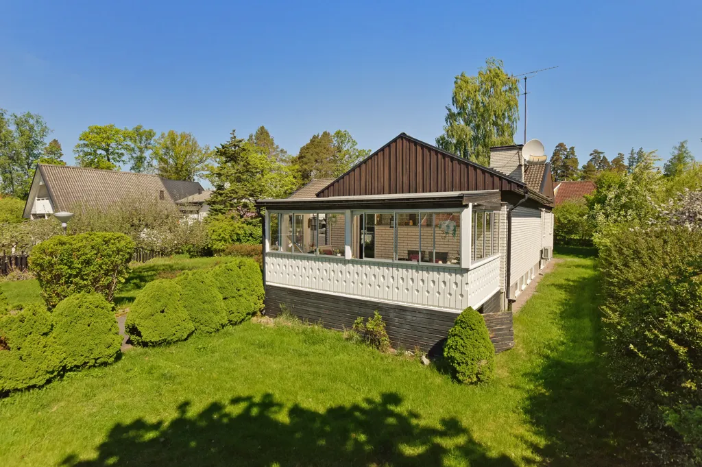 Vue aérienne - 60s Villa with Large Garden in Västra Jakobsberg