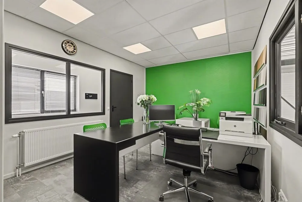 Kabinet - Commercial Unit with Secure Outdoor Space in Strijen