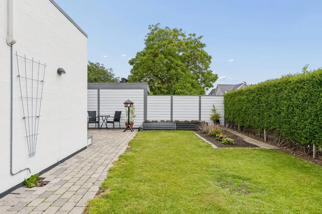 Giardino - 1975 Brick Terraced House in Odense NØ