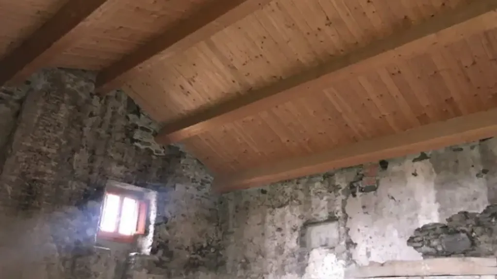 Rooms - Rustic Stone Cottage with Garden in San Giustino