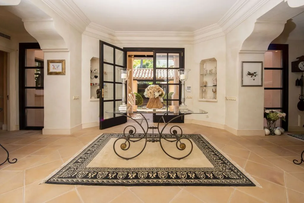Entrée - Luxury Villa with Infinity Pool in Sierra Blanca