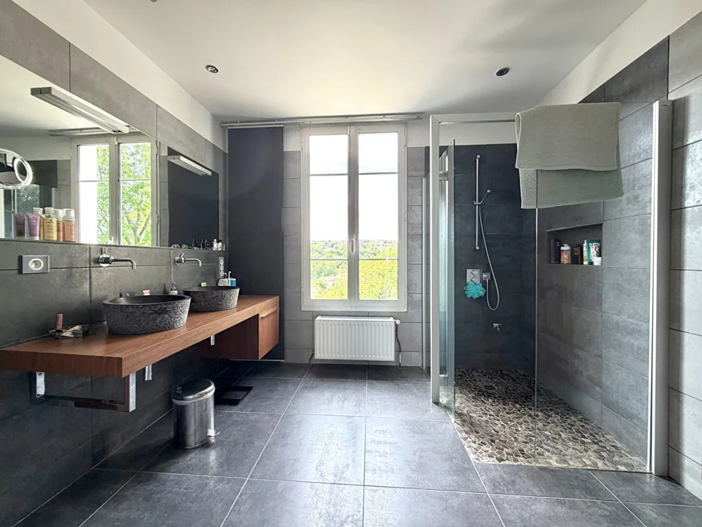 Vannitoad - Eiffel-Style House with Pool in Prestigious Area