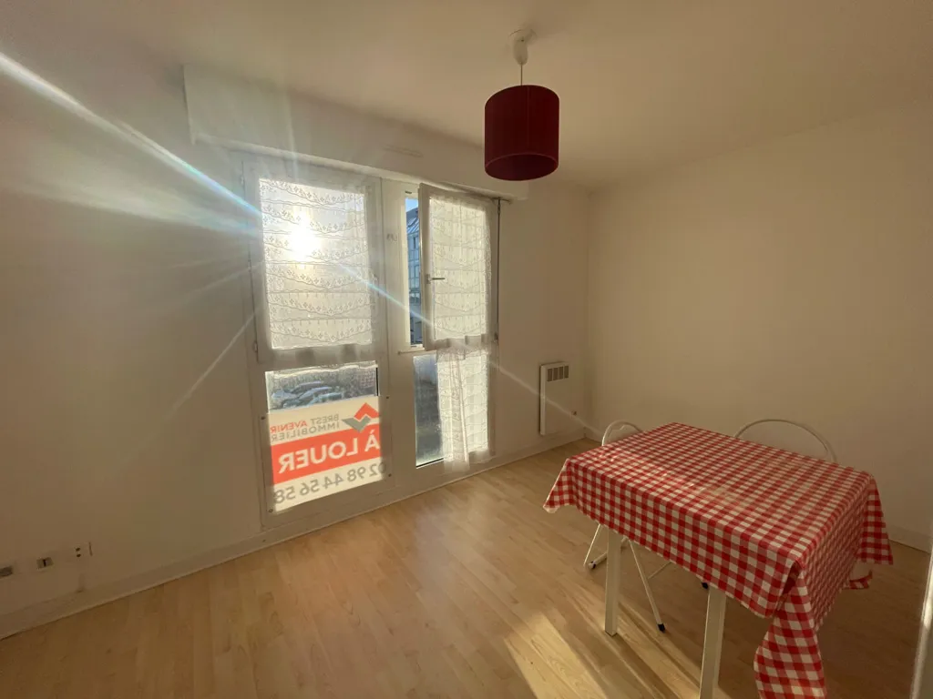 Salle à manger - Studio Meublé avec Parking à Brest