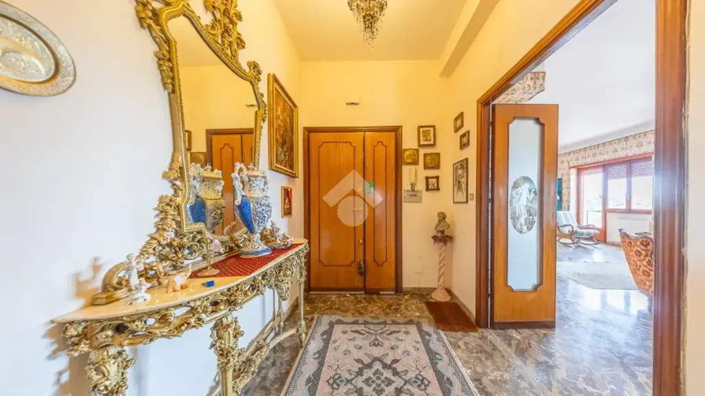 Esik - Apartment with Balconies in Central Rome