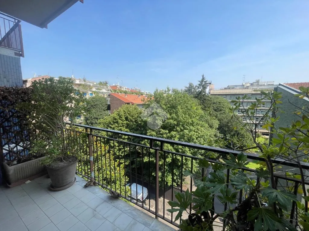 Balcone - Spacious 4-Bedroom Apartment with Terrace in Milan