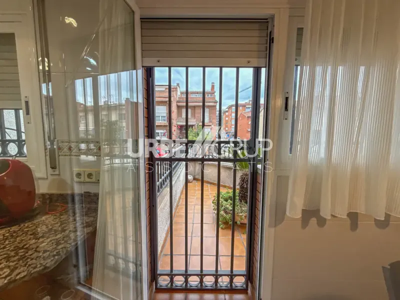 Rõdu - Detached Corner House with Multiple Terraces in Martorell