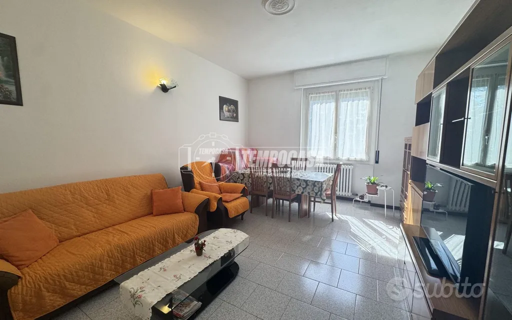 Séjour - Spacious 3-Bedroom with Balcony in Merate