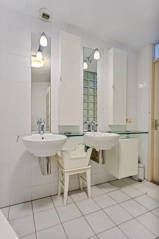 Salles de bain - Corner House with Solar Panels in The Hague