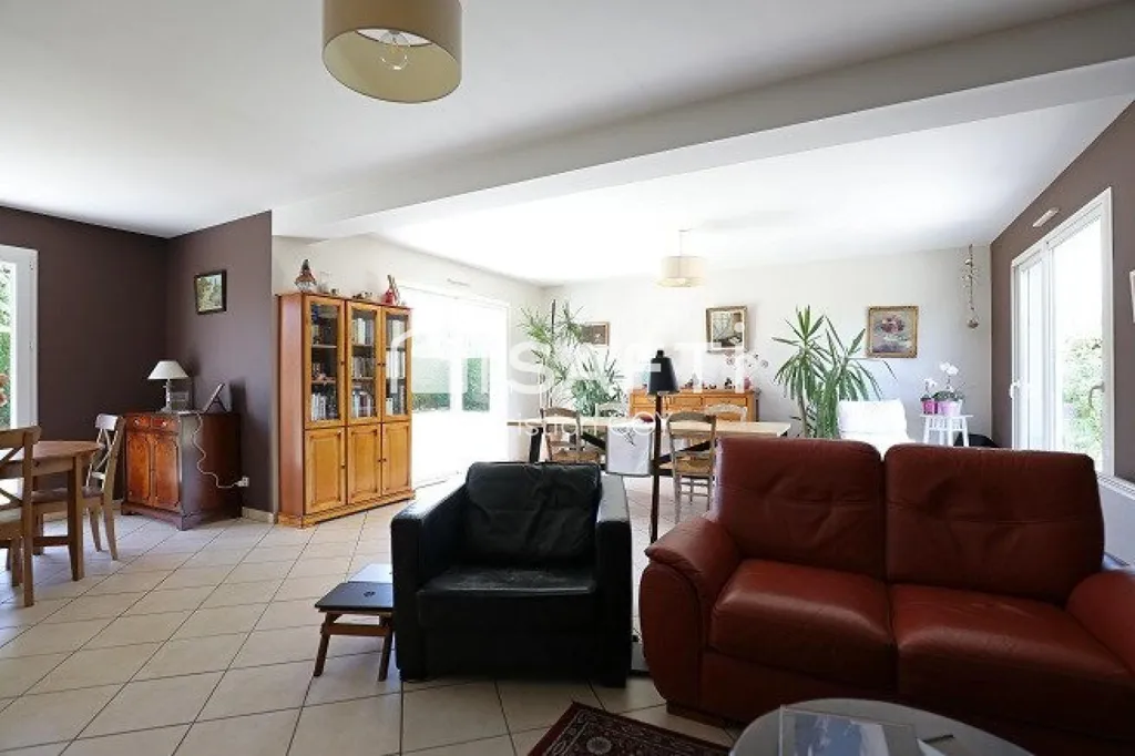 Elutuba - House with Garden in Flachères