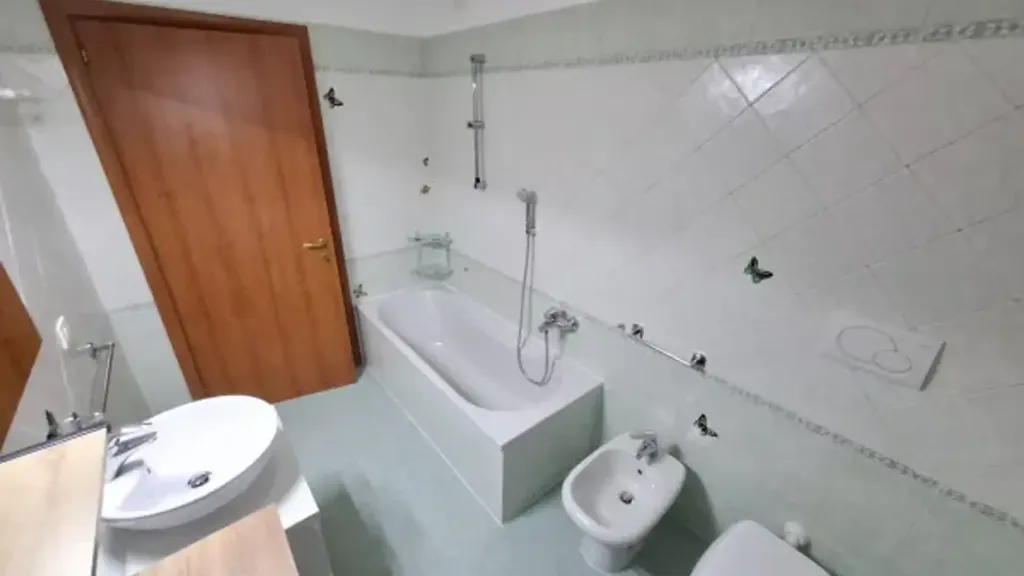Bathrooms - Furnished Flat with Kitchen in Bregnano