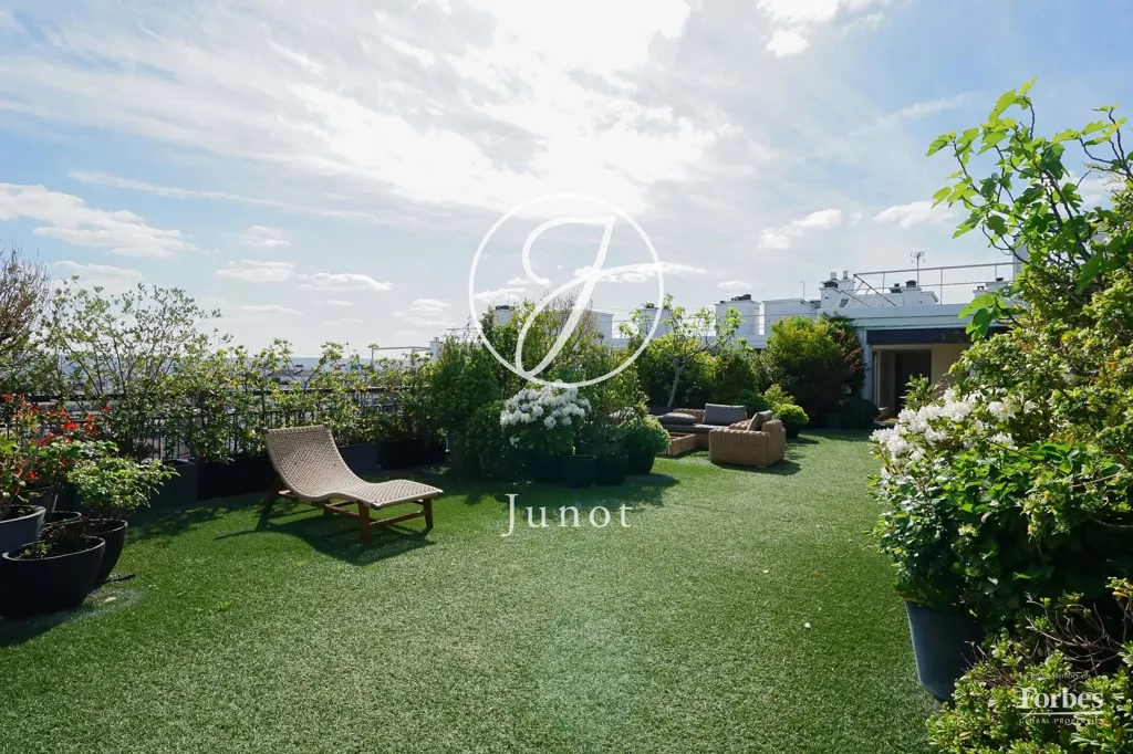 Terrace - Penthouse with Eiffel Tower View in Paris 75116