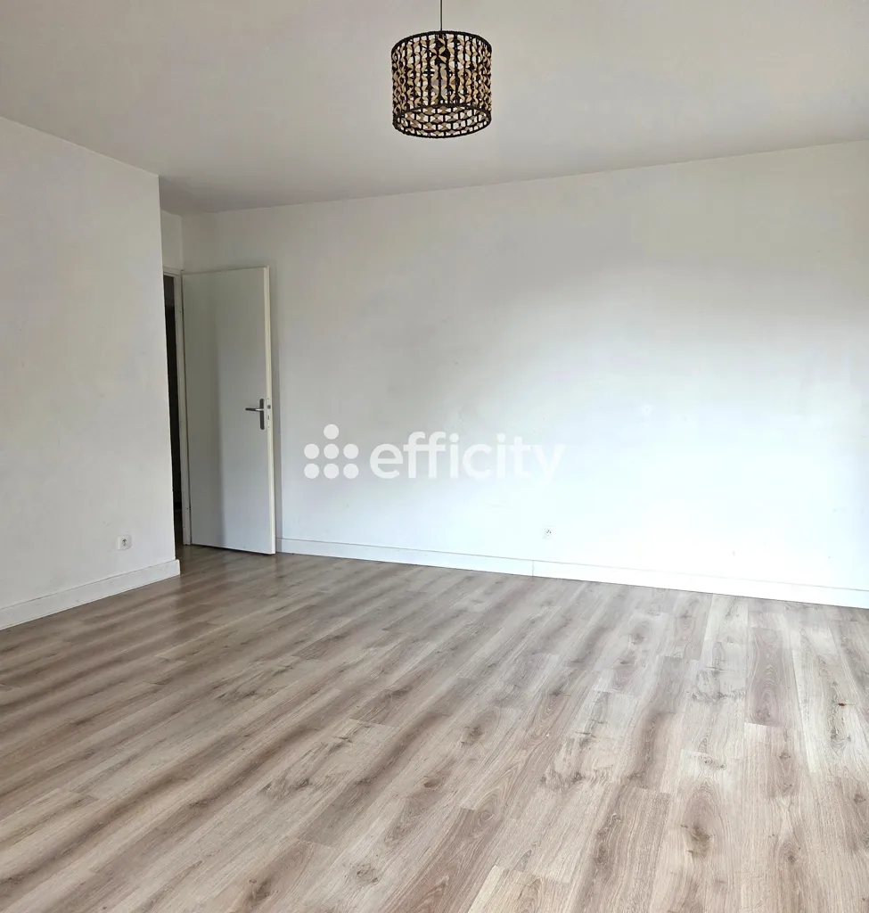 Elutuba - 3-Bedroom Apartment with Balcony in Roubaix Centre