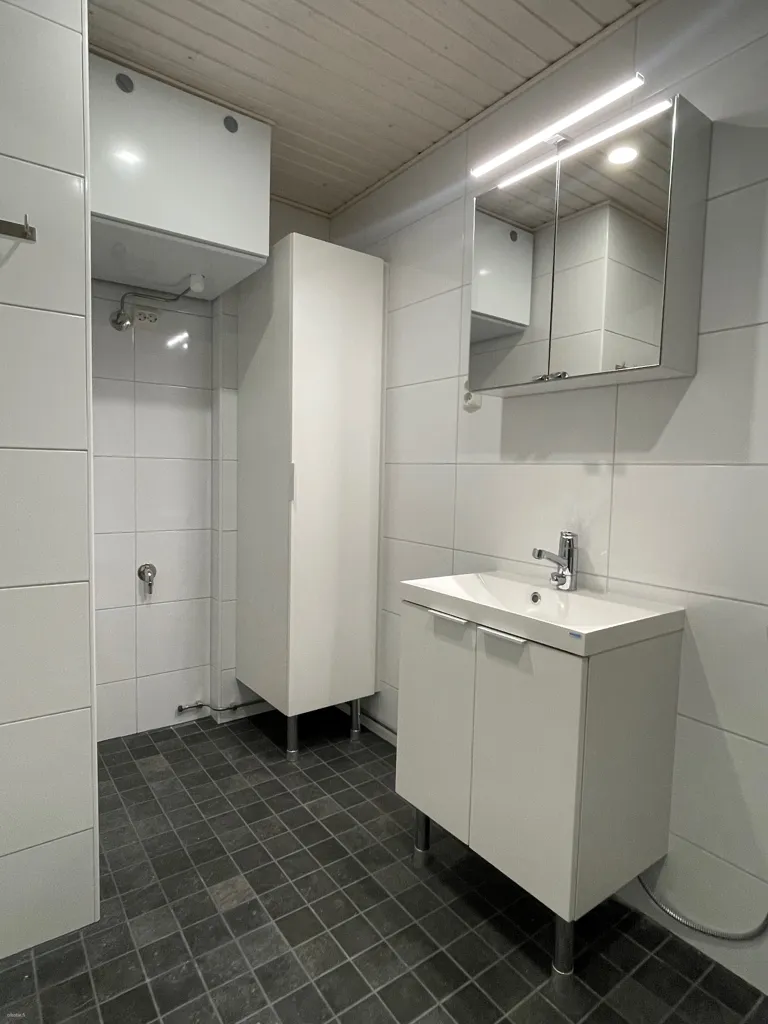 Salles de bain - Modern Studio with Balcony in Espoo Olari