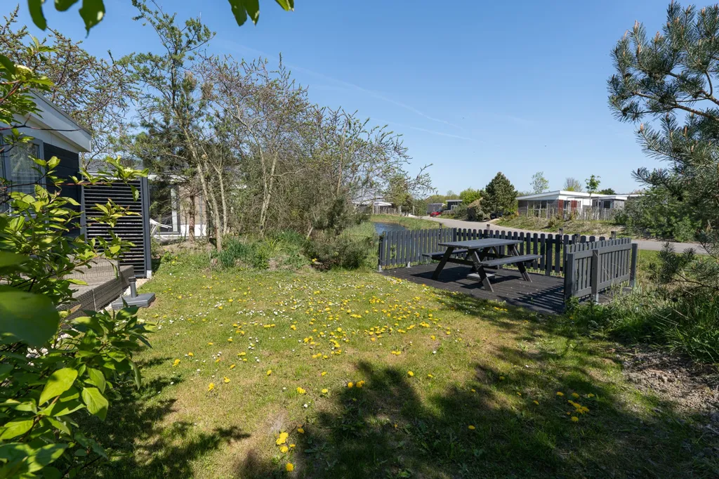 Aed - Chalet with Waterfront Access in Hellevoetsluis