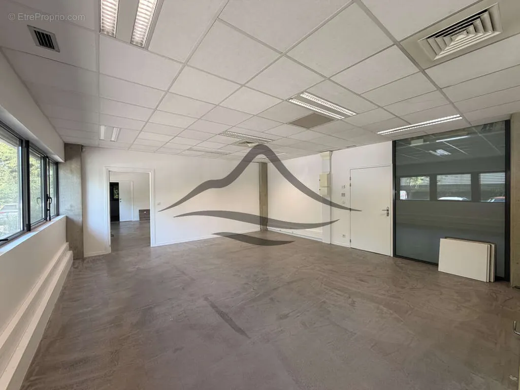 Kabinet - Commercial Space with Independent Entry in Méry