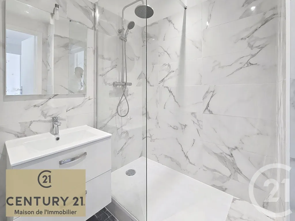 Bathrooms - 2-Bedroom Apartment with Balcony in Nice