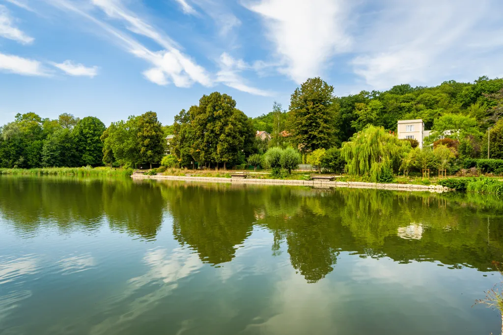 2-Bedroom Flat with Park Access in Ville-d'Avray
