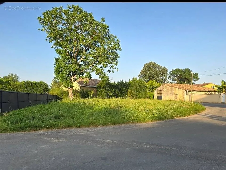 Jardin - Terrain à Construire avec Jardin près de Bordeaux