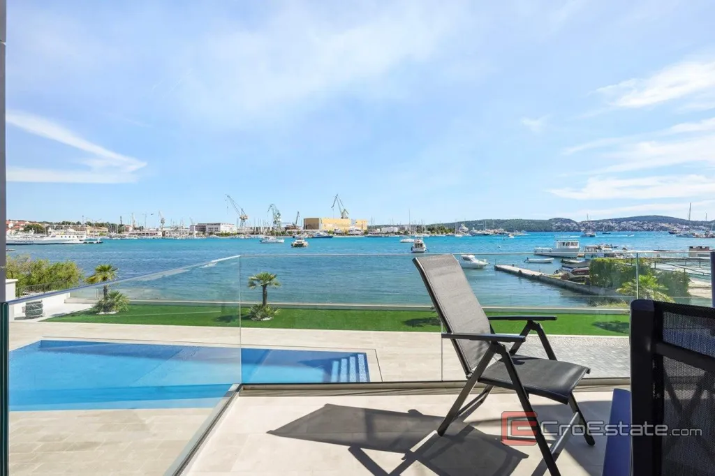Terrass - Modern Seafront Apartment in Trogir