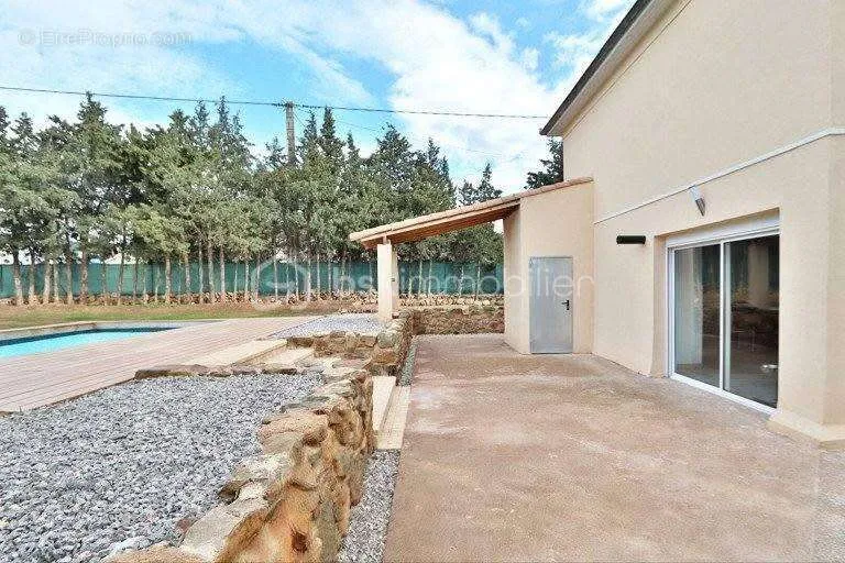 Bassein - Mixed-Use Property with Pool in Monseret