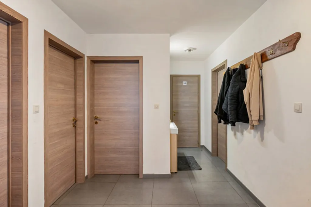 Esik - Spacious Apartment with Garden in Mol