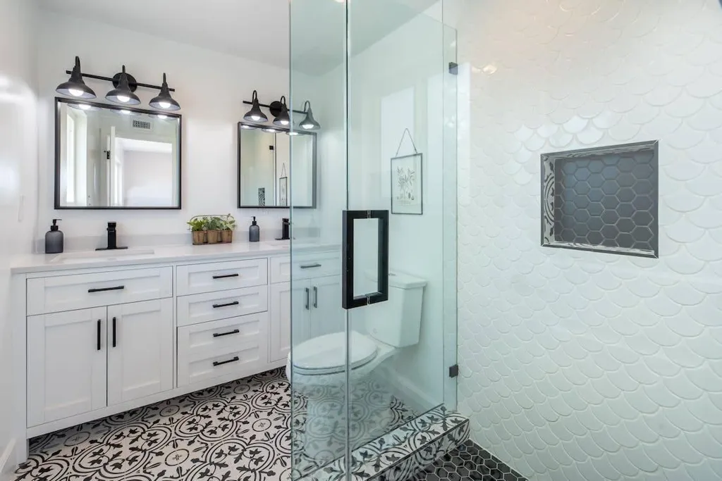 Bathrooms - Modern Villa with Garden in Poggio Imperiale, Florence