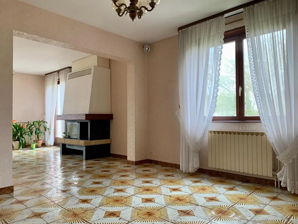 Séjour - Maison au Calme avec Terrain Clos à Proximité des Commodités