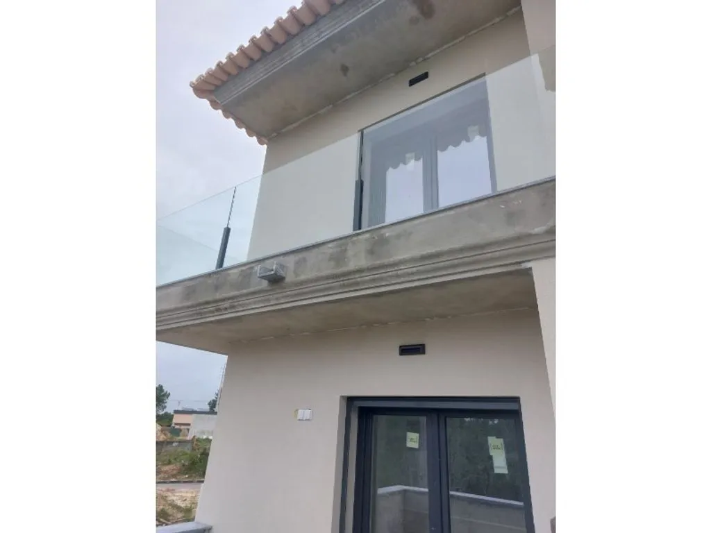 Rõdu - New 4-Bed Villa with Pool in Seixal