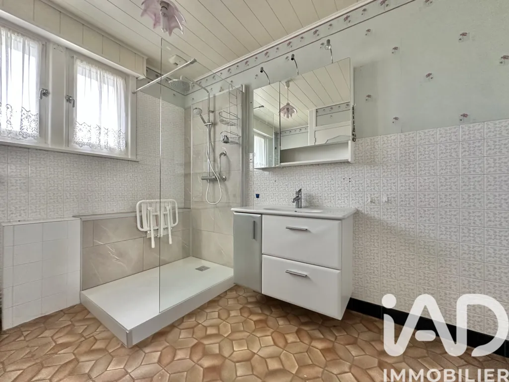 Salles de bain - Maison à Rénover avec Jardin à Thiennes